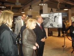 2. april 2012. godine Predsednica Narodne skupštine prof. dr Slavica Đukić Dejanović na otvaranju izložbe fotografija „U potrazi za identitetom“